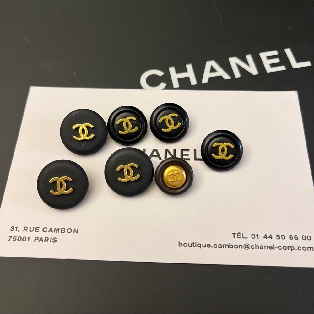 SOLD!💔 AUTHENTIC!! Lot Of 7 Chanel Vintage Buttons Black Gold CC Logo 1990s R6